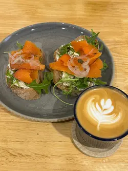 煙肉三文魚忌廉芝士配酸種麵包