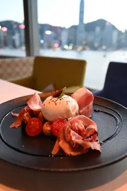 水牛芝士配巴馬火腿、番茄沙律、羅勒、黑醋