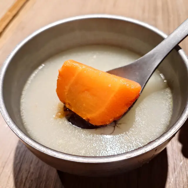 🐑牛蒡淮山甘筍粟米湯，午市套餐全部都有跟例湯，標明係無味精老火湯。湯色夠，味清甜，就連肉都煲到一絲絲幼絲，一定係用時間換嚟嘅成果