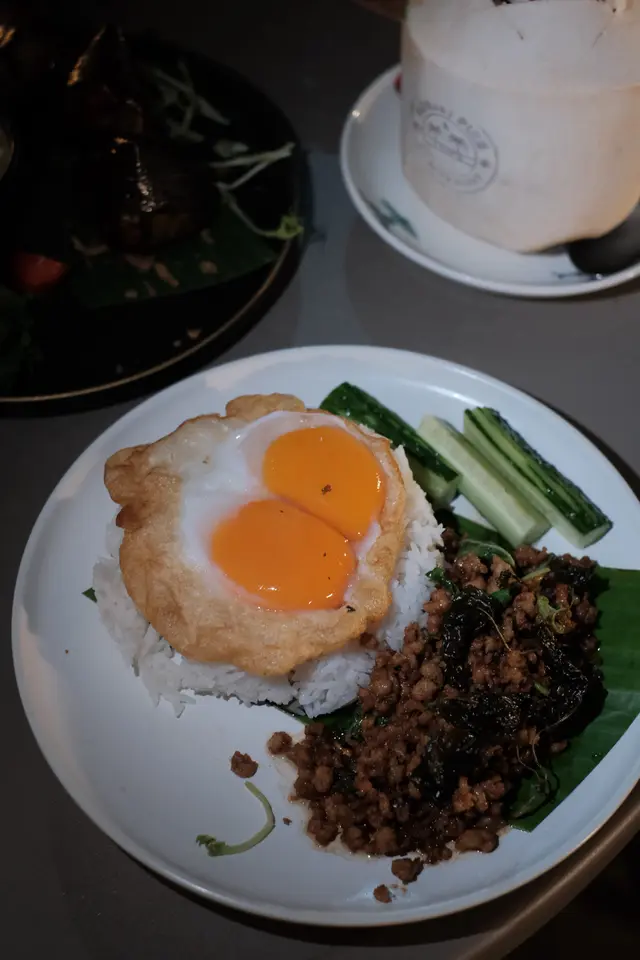 日落晚霞羅勒豬肉飯配鴨蛋