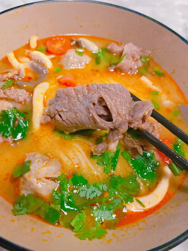 冬陰公金邊粉(牛肉)