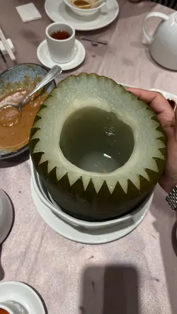 #不是以前的佳宁娜 #菜品服务每况愈下 #到时味精预制菜 冬瓜盅只是冬瓜壳加预制汤,沙茶牛肉水汪汪毫无香气。
向经理反映却得到「不喜欢可以取消」的敷衍。结帐时更听见女公关和男经理大声议论我们,被发现后还辩称在讨论其他客人。
这家餐厅不仅菜品偷工减料,连基本尊重都没有,实在令人愤慨。