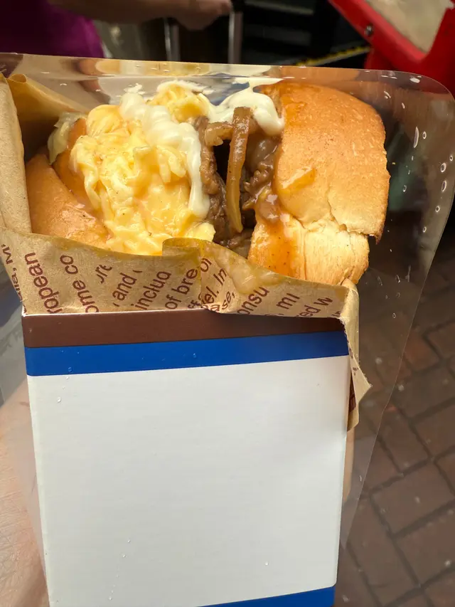 洋蔥牛肉滑蛋吐司