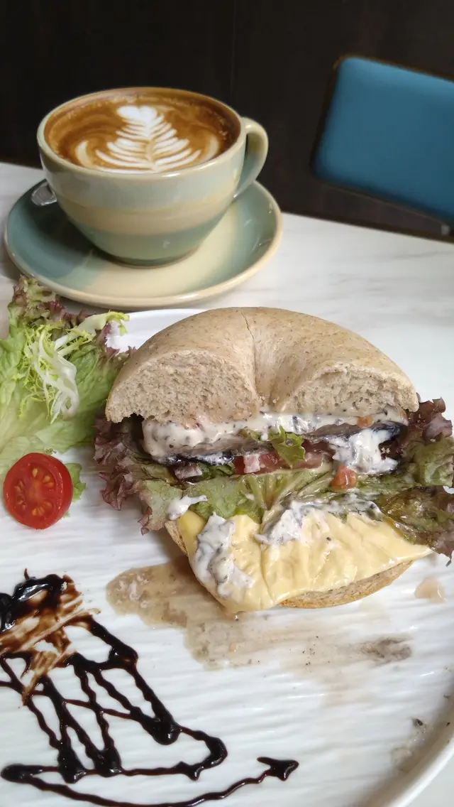 食材豐富,包括:大啡菇一件、蕃茄一片、生菜,竟然還有一片芝士