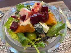 沙律水果丰富，￼调味十足，￼红菜头惊喜鲜甜❤️