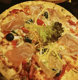 朋友至爱黑松露卡邦尼意大利粉
煎香烟肉咸香味同炒香左香菇味
特别香浓
主菜
美国安格斯肉眼及加拿大猪鞍扒
有焦香味又带有浓厚肉汁
我哋4人分享食,每人都食到唔够喉
唯一美中不足牛扒放左喺粗条上面有部分吸左啲肉汁林左
记得一到枱就放反平块扒
鹅肝多士外脆内软(略嫌黑醋多左少少)
巴马火腿薄饼
系薄底唔会太饱肚
啱哂同朋友食饭食住嘢倾下计
叫咗特饮一阵先,可遇不可求,Oreo奶昔沙冰
D Hero小麦啤👍
整体好味而且选择种类多
7点坐低到11点 朋友聚会好地方
餐厅仲送画碟同朋友庆祝生日