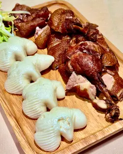 川菜并不只得麻与辣,这道深得慈禧太后喜爱的鸭馔,鸭肉被熏满了樟树木及茶香,零膻腥味兼零腻感。除了单吃享受脆皮滋味外,亦建议配著蝴蝶包品尝,让那樟茶鸭的油香与烟熏香渗于松软包内,保证风味升华😋