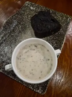 黑松露忌廉湯配自家製黑炭麵包