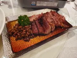 叉烧肥瘦适中，蜜汁甜而不腻