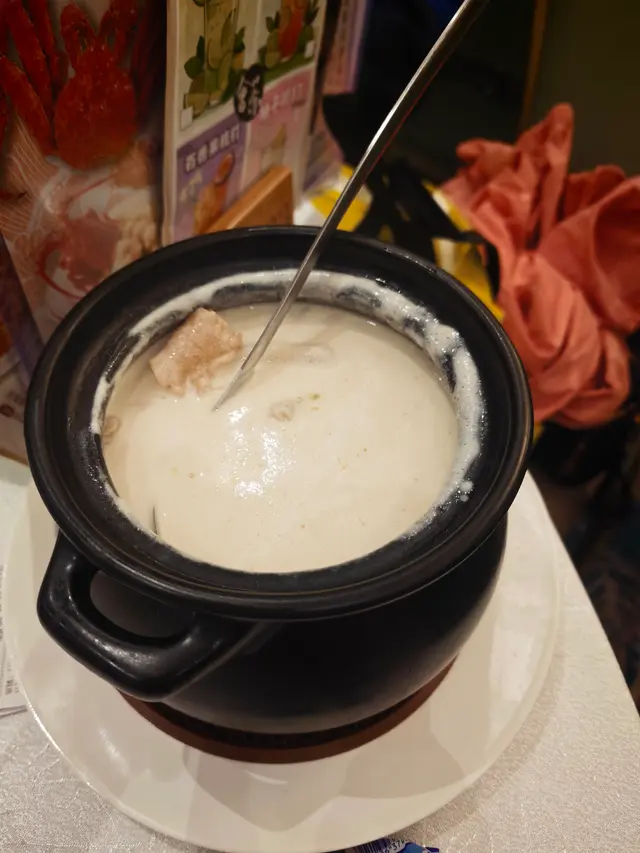 好驚喜！杏汁濃稠香滑，完全唔腥，花膠分量足，燉到入口即溶，飲完暖粒粒，秋冬飲最適合～