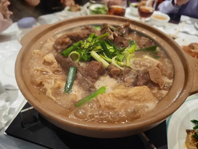 羊腩炆到極腍，羊味濃郁但唔膻，蘿蔔吸晒羊湯精華，鍋氣滾到熱辣辣，秋冬食真係暖胃又滿足～