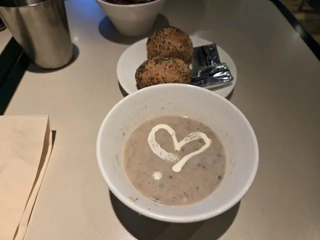 朋友的蘑菇湯不比酒店的出品差，附上的餐包是poppy seed bun, 相當不錯