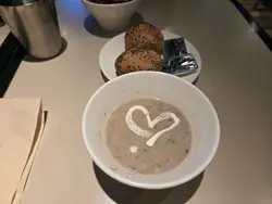 朋友的蘑菇湯不比酒店的出品差,附上的餐包是poppy seed bun, 相當不錯