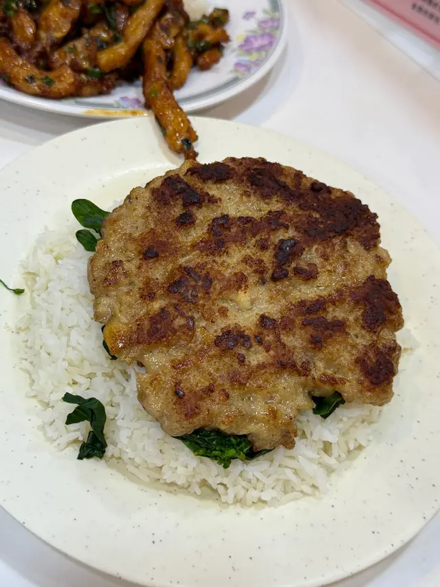 
肉餅大大件，煎得金黃色很漂亮
但略嫌乾身，味道也不出眾
就一份不過不失的煎肉餅～