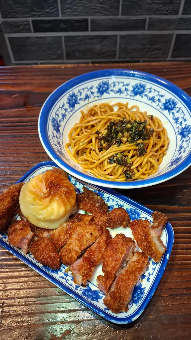 招牌炸豬扒拌麵+生煎包