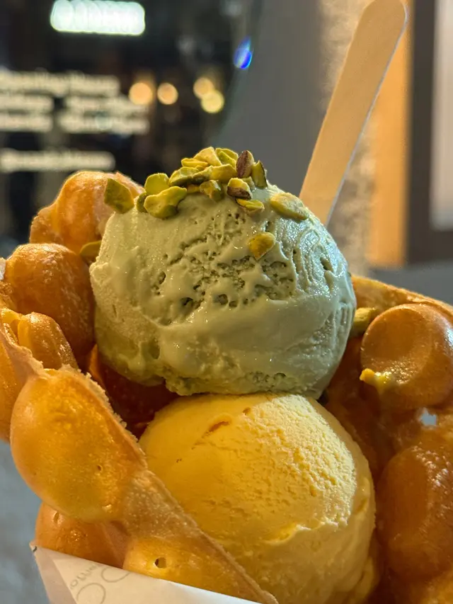 開心果味+ 南瓜味意式雪糕配雞蛋仔cone 