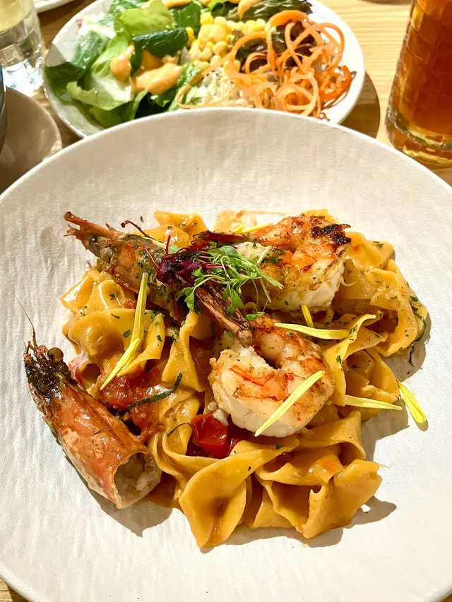 虎蝦配龍蝦汁手工闊條麵