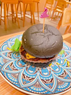 經典牛肉漢堡,配竹炭包