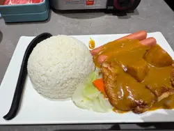 咖喱薯仔鸡扒拼肠仔饭