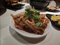 口水猪耳，口感爽脆，麻辣鲜香。店里还赠送了一份香烤猪颈肉，肉质鲜嫩多汁，味道也很不错。