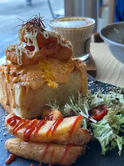 脆炸黄金虾海鲜沙律滑蛋盒子吐司