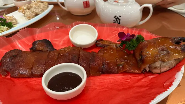 經過呢間阿翁見到d長腳蟹而家做特價就即刻衝！
$1388喺池入面任揀，梗係揀隻最大🤭揀咗好耐好彩都無黑面，仲教我哋點揀✌🏻
隻蟹蒸完，阿姐姐竟然幫我哋剪埋隻蟹，等我哋一揭開蟹殼就食得，平時係我一個人剪晒d殼，今次可以食殘廢餐🫶🏻
蟹好飽肉好鮮，不過5斤半真係好大隻，食完蟹都有少少飽😆
除咗蟹仲叫咗優惠價BB豬，本身都無乜期望，又竟然好好食，唔似平時食嗰d凍冰冰同好 dry
咁，佢係即燒！皮脆有肉汁！呢個真係有驚喜！
呢間阿翁可以再去，隻乳豬已經值得我再去多次！同埋服務幾好，起碼好過平時