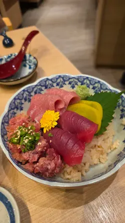吞拿魚三色丼