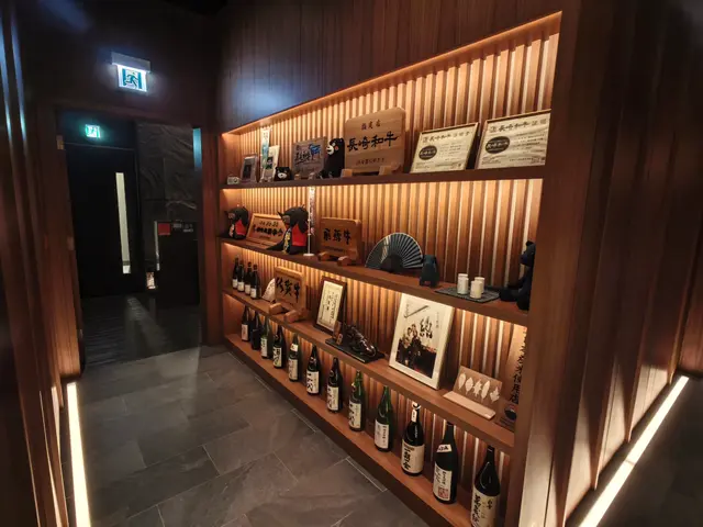 大門口左手邊的木質展柜裡，整齊陳列著佐賀八和牛、飛驒和牛、長崎和牛的權威認證證書