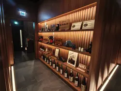 大門口左手邊的木質展柜裡,整齊陳列著佐賀八和牛、飛驒和牛、長崎和牛的權威認證證書