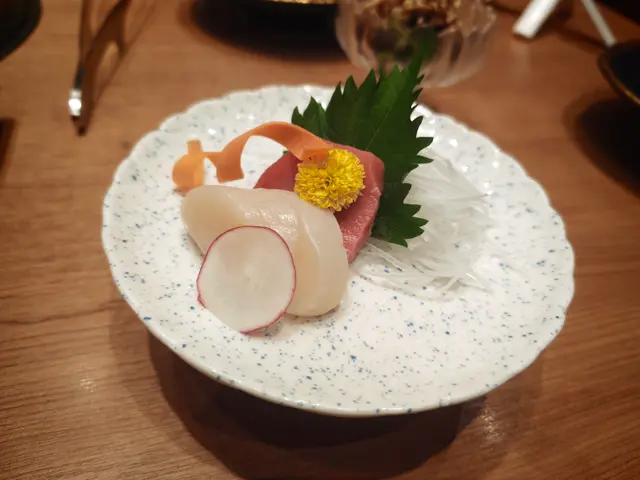 「刺身二款」，選材極盡講究：干貝飽滿圓潤，入口是直衝味蕾的海水鮮甜，質地嫩得像含著一顆鮮美水珠；吞拿魚油脂分佈均勻，一刀切下脂香四溢，入口即化的軟糯感，直接拉滿對接下來菜品的期待。