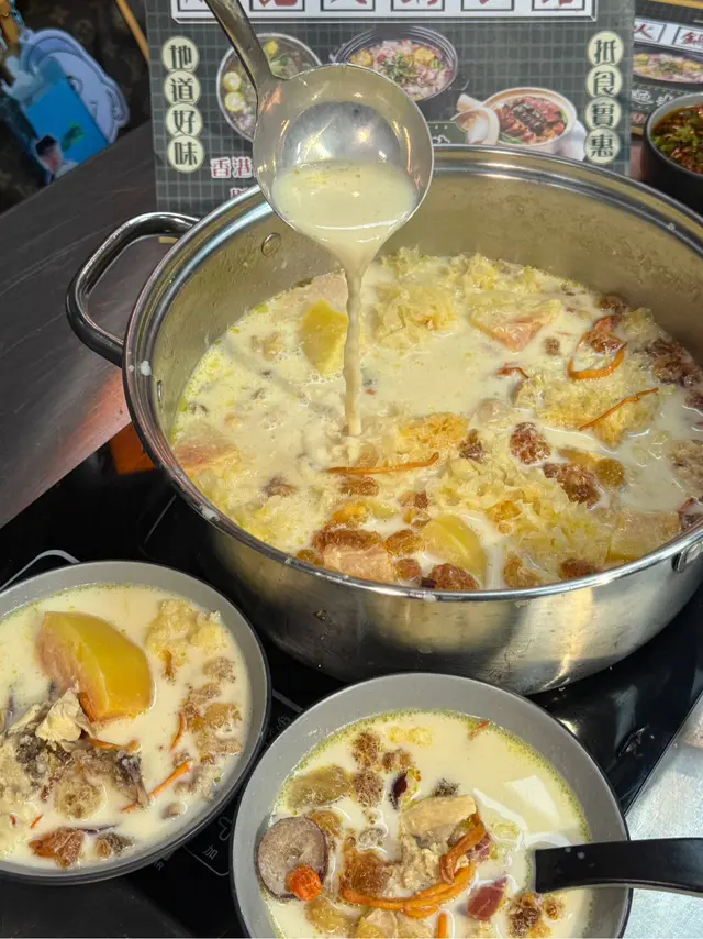 
香港荃湾…真的有…
喝汤瞬间眼睛都瞪大了！！
浓稠到能挂勺的牛奶汤
肌肉带着红枣和甜木瓜的香
桃胶雪燕滑进嘴里像布丁
本熬夜党感觉皮肤在发光💡
这锅堪称可吃的护肤品吧‼️
仙女们快马住！！
🫕财记火锅小馆
📍荃灣三陂坊14號安安樓地下C號舖
#财记火锅小馆 #香港火锅 #香港探店 #荃湾火锅 #荃湾餐厅 #美食探店 #养生火锅 