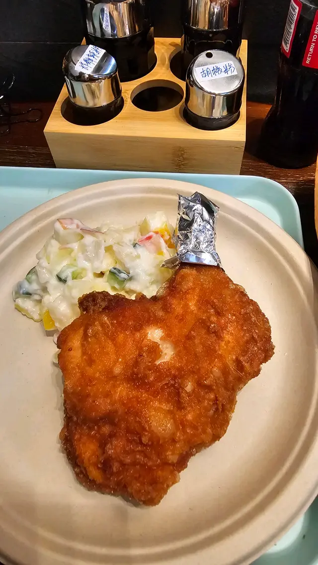 招牌生炸髀配沙律