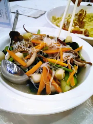 叫咗三个送。特价木桶鸡、龙虾伊面芝士、海鲜杂菜煲。三个都不知所谓。最贵果个龙虾成四旧水。一啲都唔新鲜痴晒，学简直系垃圾。同佢投诉都晒时间。讲过特价鸡。天可能放咗好耐，梅晒。一啲都唔好食仲难食过。廿几蚊嘅烧味发啲鸡。个杂菜煲一啲味都无可能唔记得落盐。完全冇味，三个人食咗成700蚊，以后都唔会去。