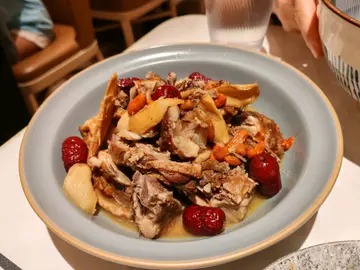 可能因不是叫定食,所有食物不到位, 姜母鸭似汤渣!