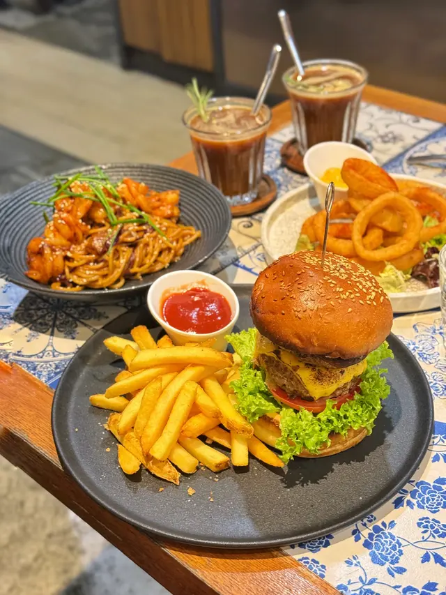 手打西冷牛肉原隻大蘑菇漢堡配薯條