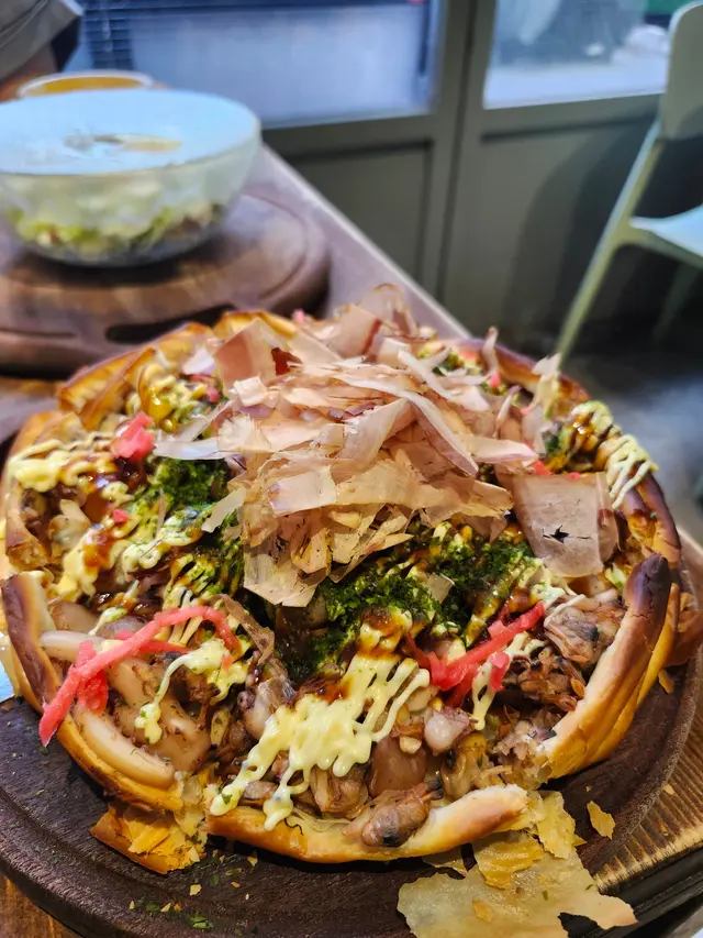  日式海鮮大阪燒酥皮薄餅