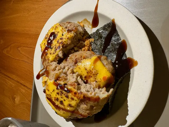 烤芝士漢堡扒伴海苔肉鬆