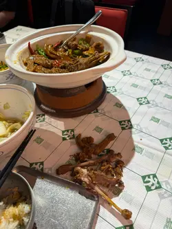 叫了一隻青椒燜鴨. 除了有四肢以外全是頸. 小碎骨#