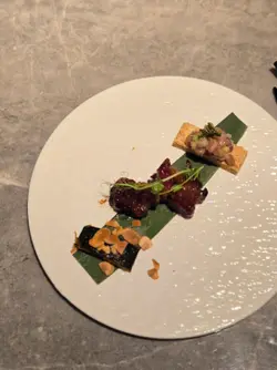 牛油果金枪鱼咸蛋酥,龙眼蜜烧西班牙黑豚叉烧,巴旦木焗南瓜件