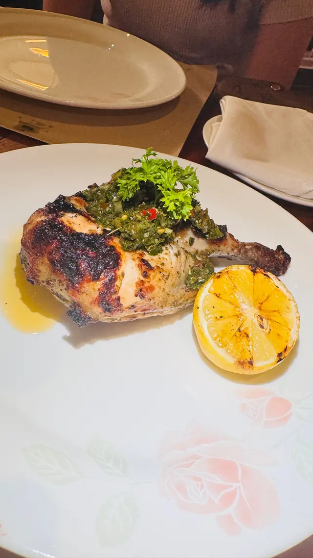 烤雞配阿根廷青醬牛油🧈、油封大蒜及檸檬🍋