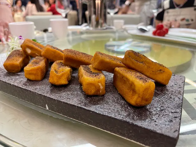 再訪灃味館 ，每次都有驚喜，不愧是本地人氣老牌。香麻魷魚是招牌之一，魷魚鮮嫩彈牙，配以香麻醬汁，麻香濃郁卻不蓋過鮮味，令人一試難忘。蝦多士外皮炸得酥脆，蝦肉鮮甜彈牙，搭配特製甜辣醬，不論大人小孩都愛。蟶子陳村粉是另一款必點，粉皮滑溜，蟶子肉鮮美多汁，醬汁調味恰到好處，吃完讓人回味無窮。此外，店內環境舒適，服務親切，氛圍輕鬆，適合朋友聚餐或家人聚會。每次用餐都感受到用心與誠意，灃味館 絕對是再次光顧的好選擇。