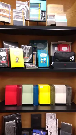 店內放滿 Moleskine 記事簿以供售賣