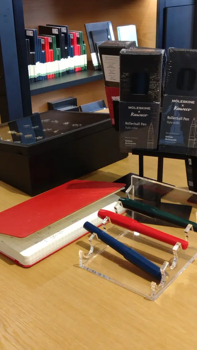 桌上放了Moleskine 記事簿及原子筆,讓食客隨意發揮