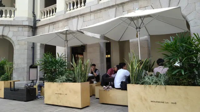 店外設有數個露天座位用餐區