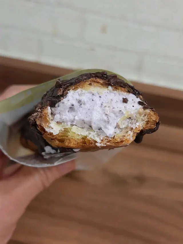 食𡁵嘅藍莓芝士味魔鬼棒棒