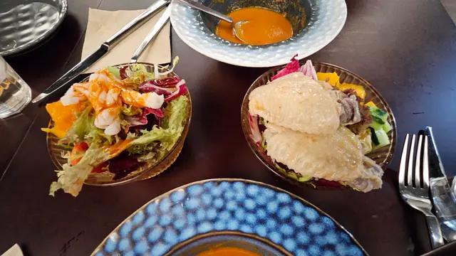 韓式鮮魷沙律。日本梅酒杞子雞翼