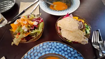 韩式鲜鱿沙律。日本梅酒杞子鸡翼