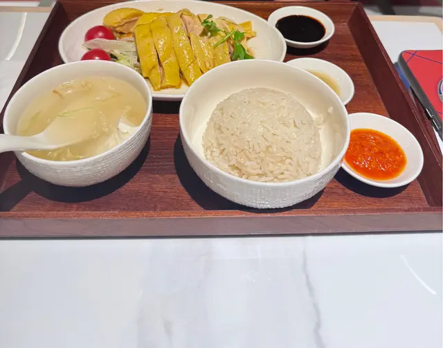 D雞沒熟 食完就肚痛 話說今日唔係好想煮 出去食 想食海南雞 就入了依間 上到來D雞我已經見到唔係好熟 諗住應該係咁D肉先好味 點知食咗就開始肚痛 係好痛 攪住痛 真係有冷氣餐廳坐低都痛到標曬汗 真係冇下次 大家小心