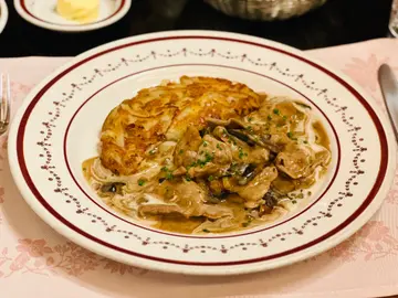 Sliced veal with mushrooms in a light cream sauce with rösti