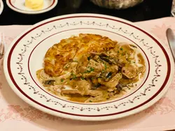Sliced veal with mushrooms in a light cream sauce with rösti